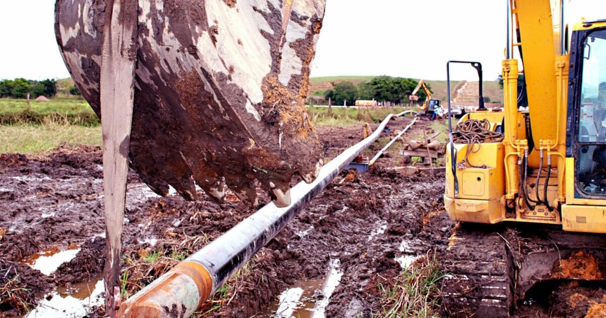 Swamp Buggy Operations in Pipeline Projects