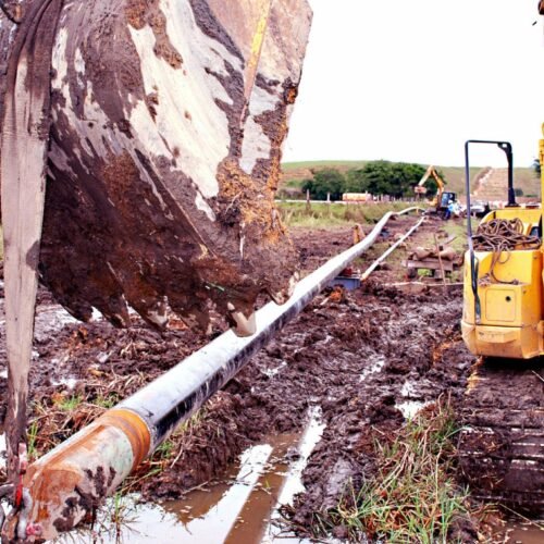 Swamp Buggy Operations in Pipeline Projects