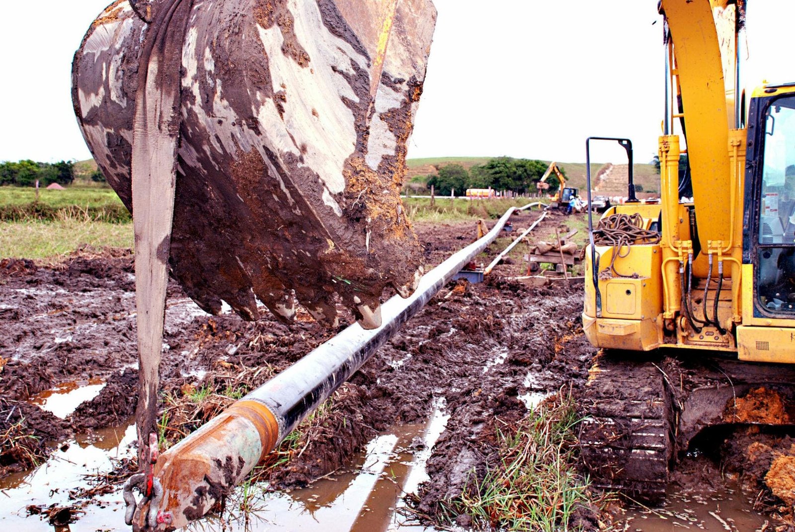 Swamp Buggy Operations in Pipeline Projects